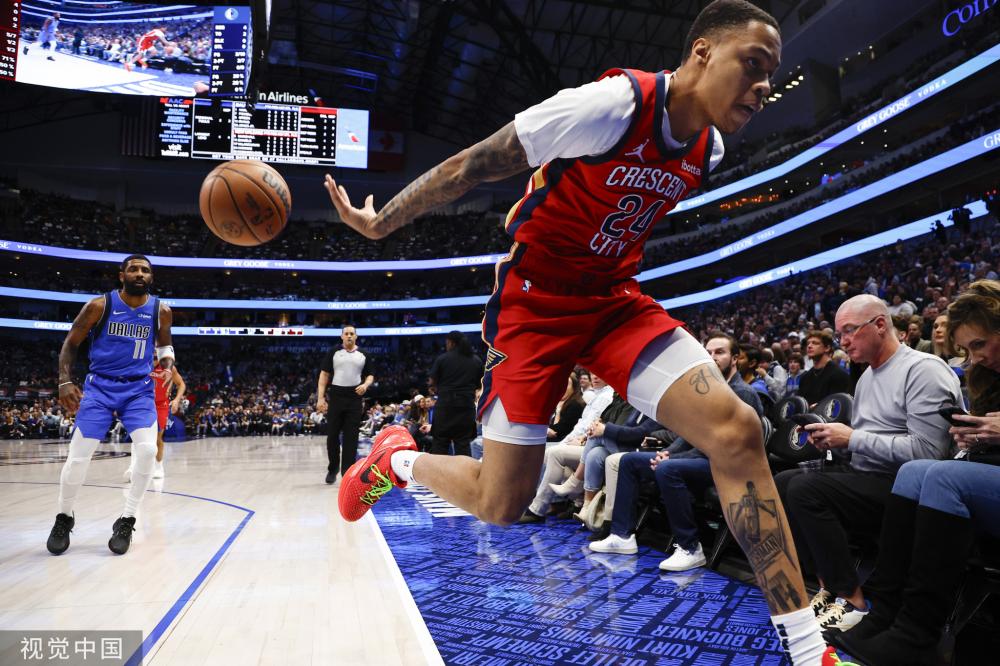 火箭全家福出炉：乌度卡抱球坐C位格林紧挨主帅 申京站后排偷袭阿门