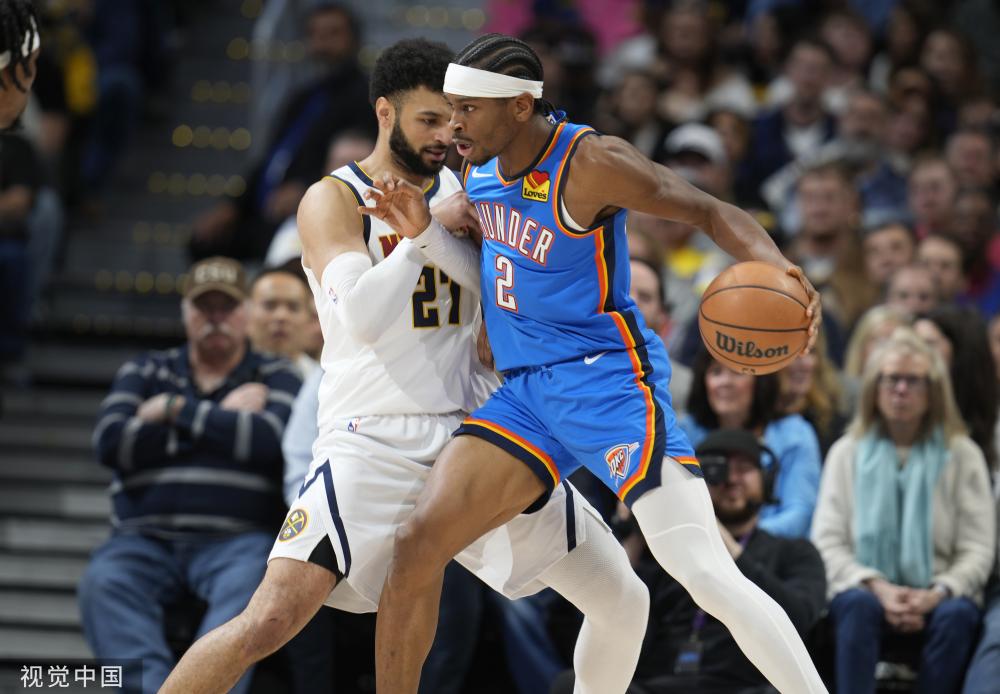 火箭全家福出炉：乌度卡抱球坐C位格林紧挨主帅 申京站后排偷袭阿门